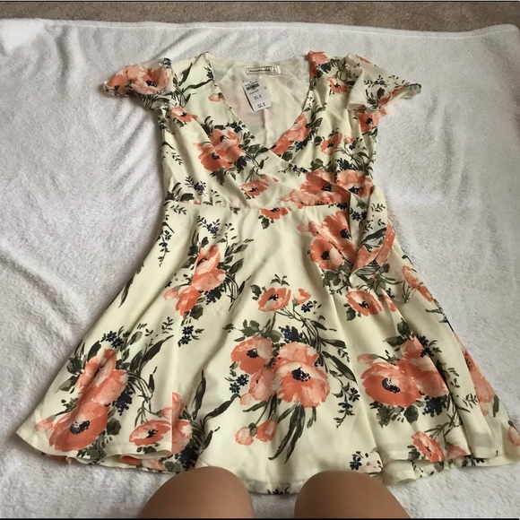 Abercrombie & Fitch Dresses & Skirts - Abercrombie and Fitch floral dress sz small nwt